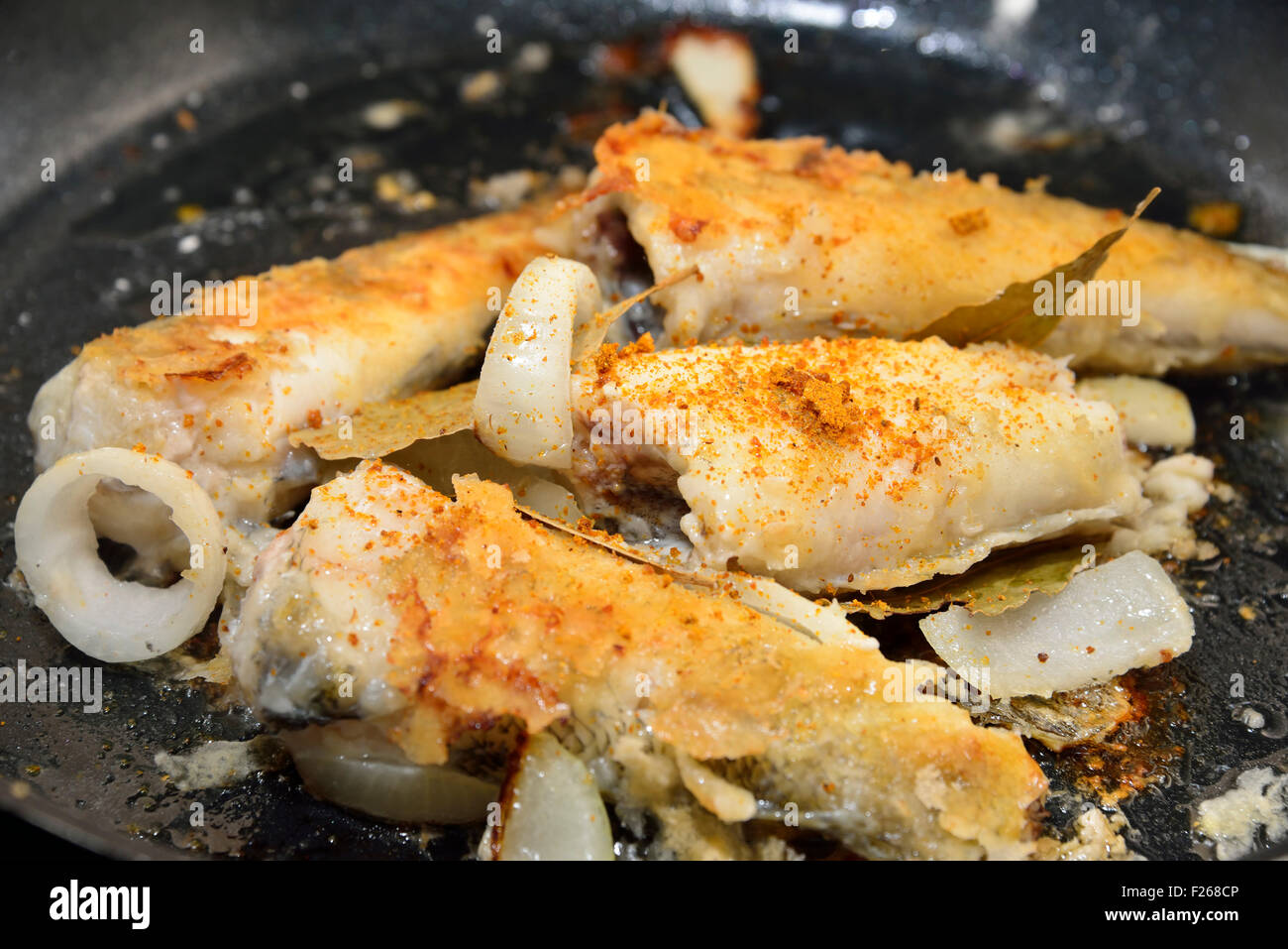 Golden grigliate di pesce nasello in tegame Foto Stock