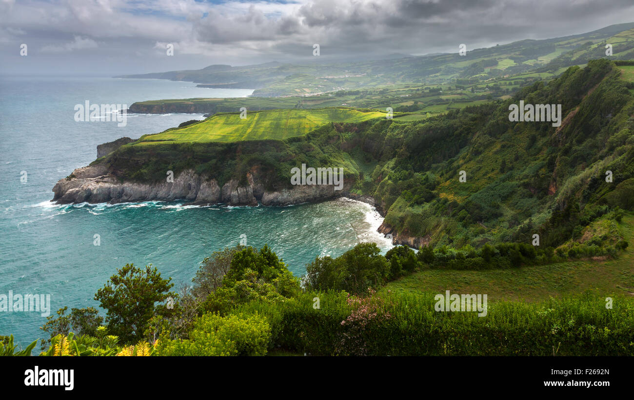 La costa nord di Sao Miguel, isole Azzorre, visto da Santa Iria viewpoint. Foto Stock