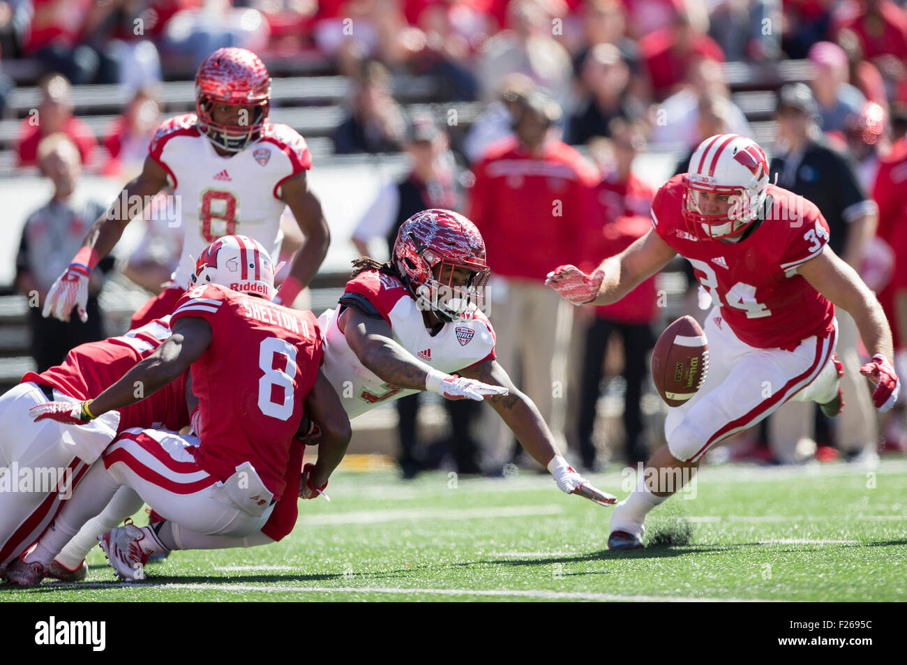 12 settembre 2015: Miami (OH) Redhawks punt returner Kenny Young #3 fumbles il calcio che viene recuperato dal Wisconsin durante il NCAA Football gioco tra il Miami (Ohio) Redhawks e Wisconsin Badgers a Camp Randall Stadium di Madison, WI. Wisconsin sconfitto Miami (Ohio) 58-0. John Fisher/CSM Foto Stock