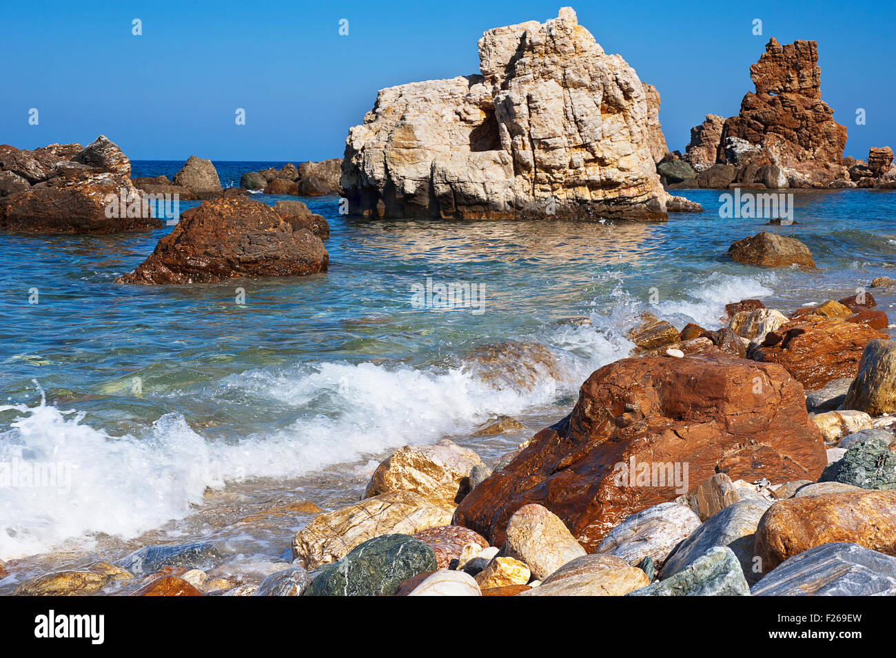 Costa rocciosa di Pelion Peninsula, Tessaglia, Grecia Foto Stock