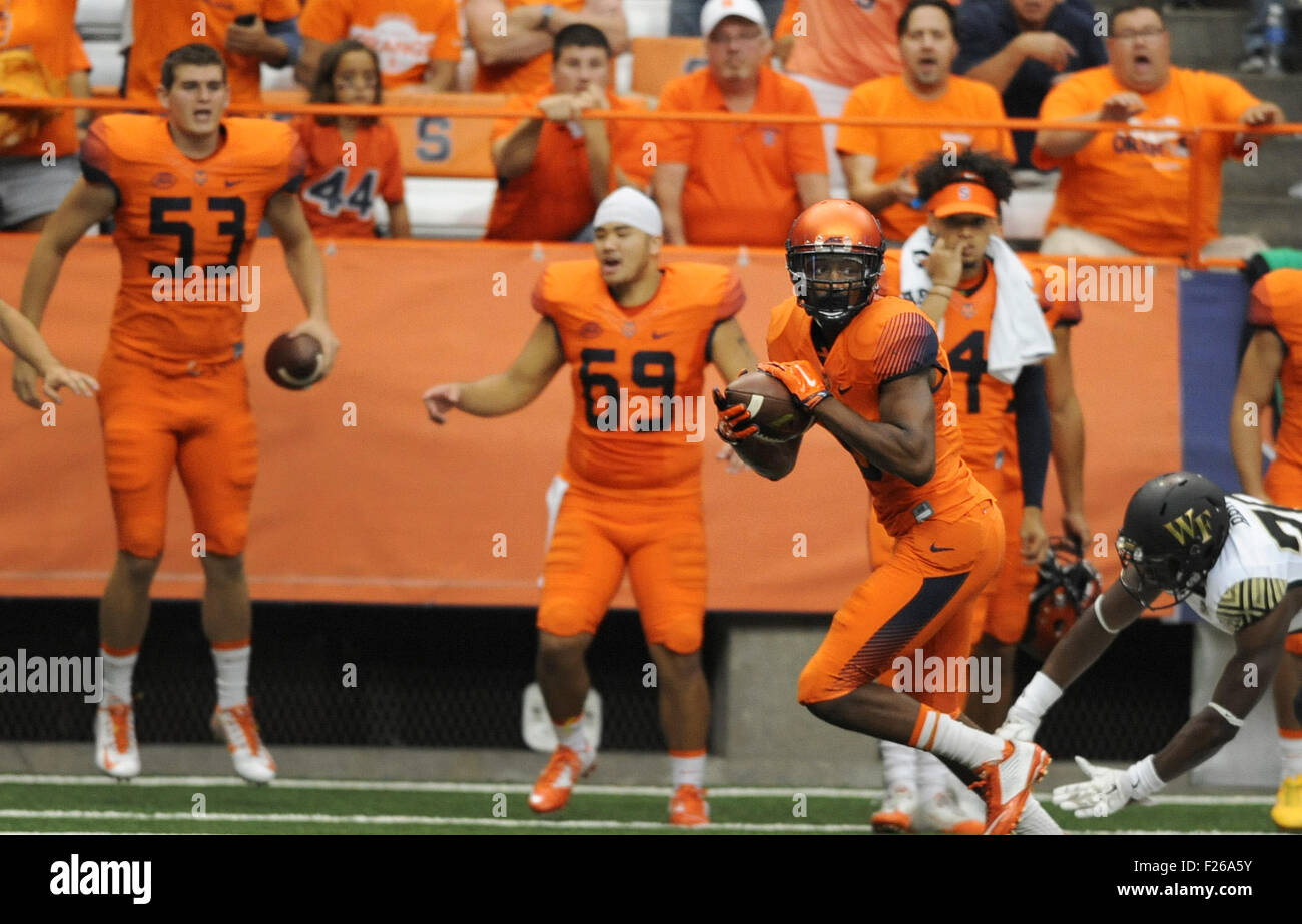 Syracuse, NY, STATI UNITI D'AMERICA. Xii Sep, 2015. La Syracuse University wide receiver Steve Ismaele (8) prende la palla nella zona di estremità durante la seconda metà del gioco come Siracusa sconfitto Wake Forest 30-17 al Carrier Dome in Syracuse, New York. Foto di Alan Schwartz/CalSportMedia © csm/Alamy Live News Foto Stock