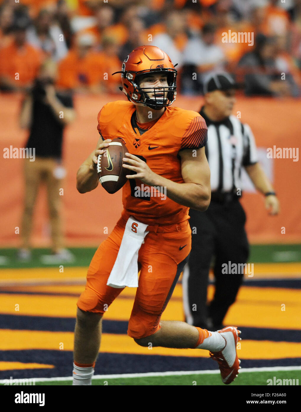 Syracuse, NY, STATI UNITI D'AMERICA. Xii Sep, 2015. La Syracuse University quarterback Eric Dungey (2) cercare un ricevitore durante la seconda metà del gioco come Siracusa sconfitto Wake Forest 30-17 al Carrier Dome in Syracuse, New York. Foto di Alan Schwartz/CalSportMedia © csm/Alamy Live News Foto Stock