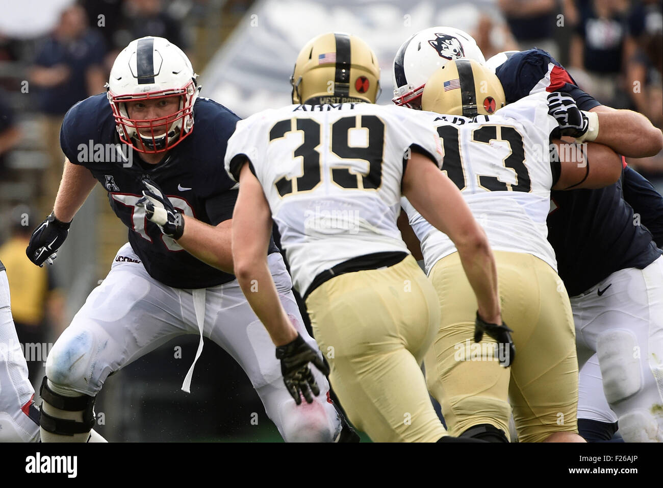 Settembre 12, 2015 - Connecticut Huskies offensive lineman Brendan Vechery (72) si prepara al blocco esercito cavalieri neri linebacker Jeremy Timpf (39) durante il NCAA Football gioco tra esercito cavalieri neri e il Connecticut Huskies tenutasi a Pratt & Whitney Stadium Stadium a Rentschler Campo in East Hartford Connecticut. Eric Canha/CSM Foto Stock