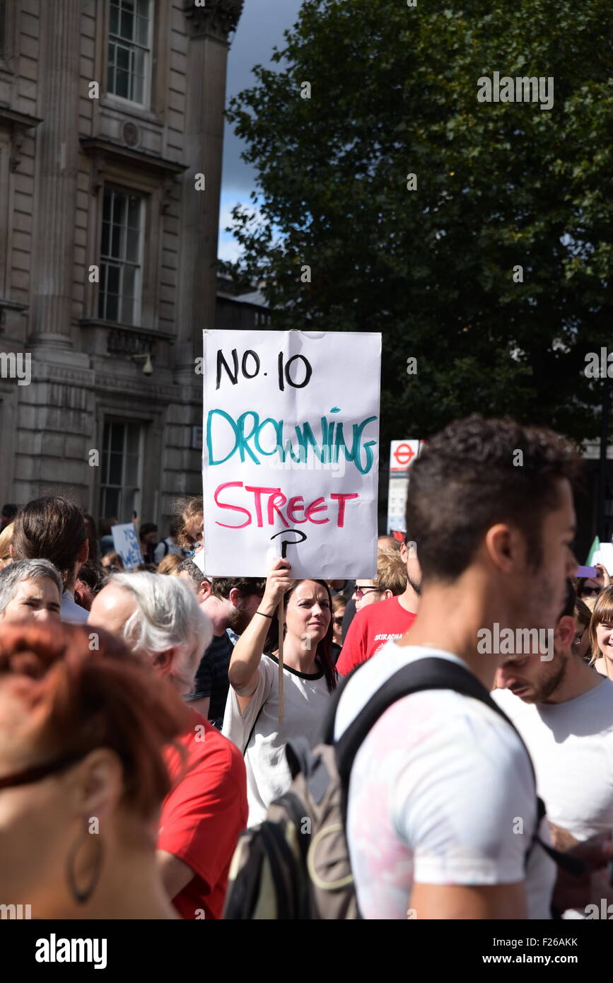 Londra, Regno Unito. Xii Sep, 2015. Migliaia marzo attraverso il centro di Londra in una dimostrazione di dire "rifugiati benvenuti qui". Foto Stock