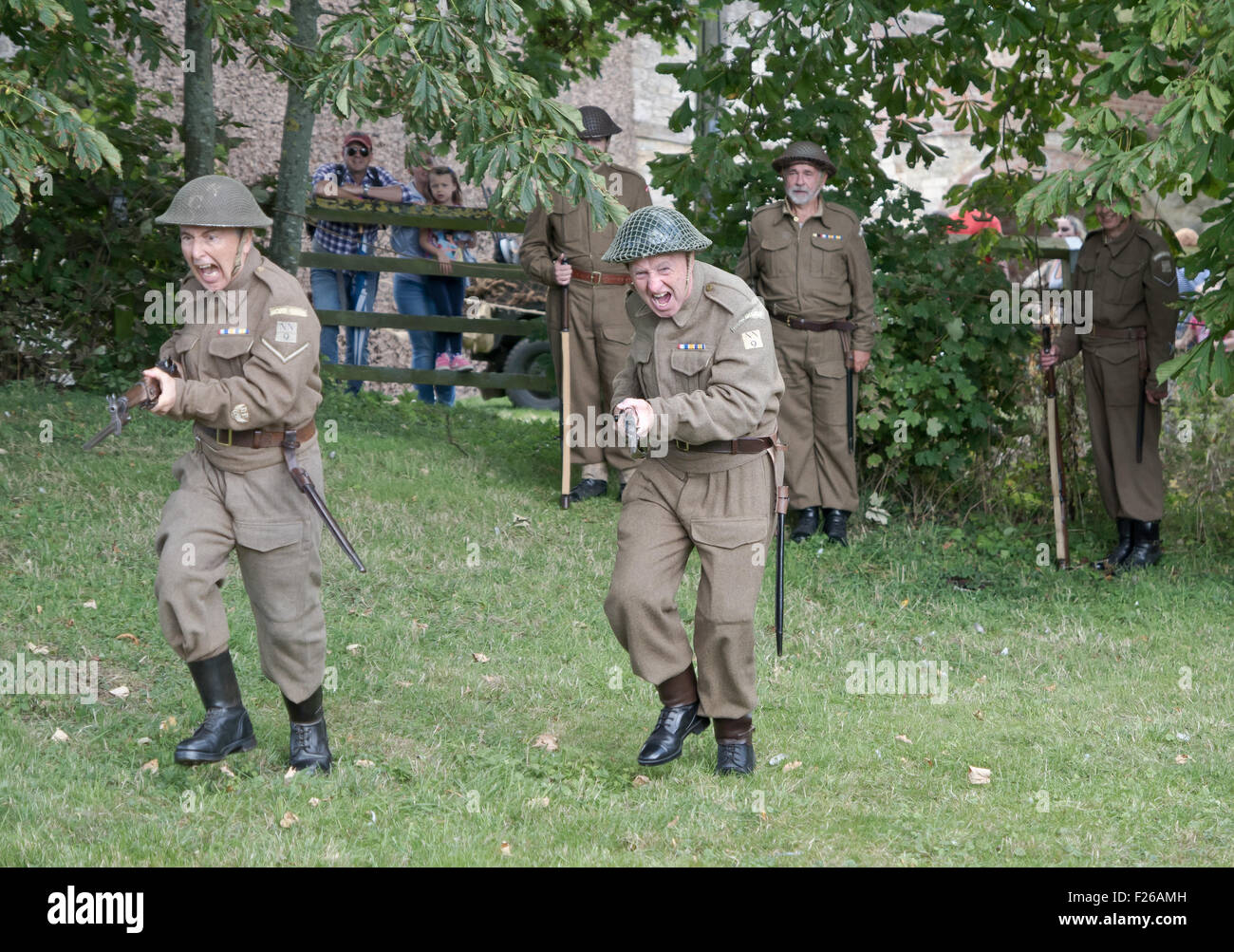 Stoke Bruerne, Northamptonshire, Regno Unito. Villaggio in guerra 1940 rievocazione.Home guard Army re-enctors. Credito: Scott Carruthers/Alamy Live News Foto Stock