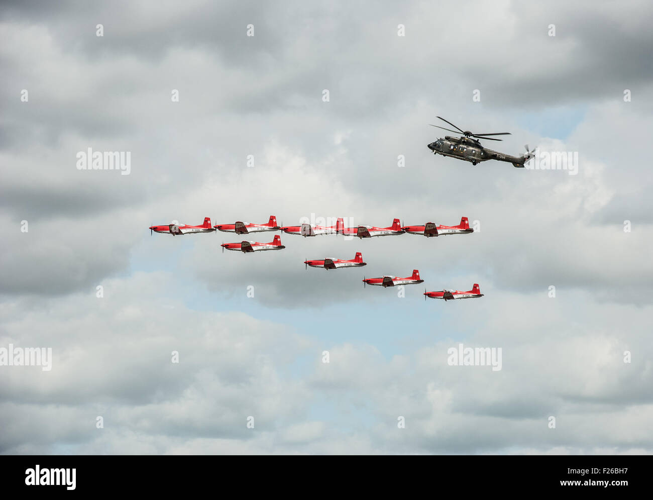Swiss PC-7 Pilatus Team Display con Super Puma elicottero RAF Fairford RIAT 2015 Foto Stock