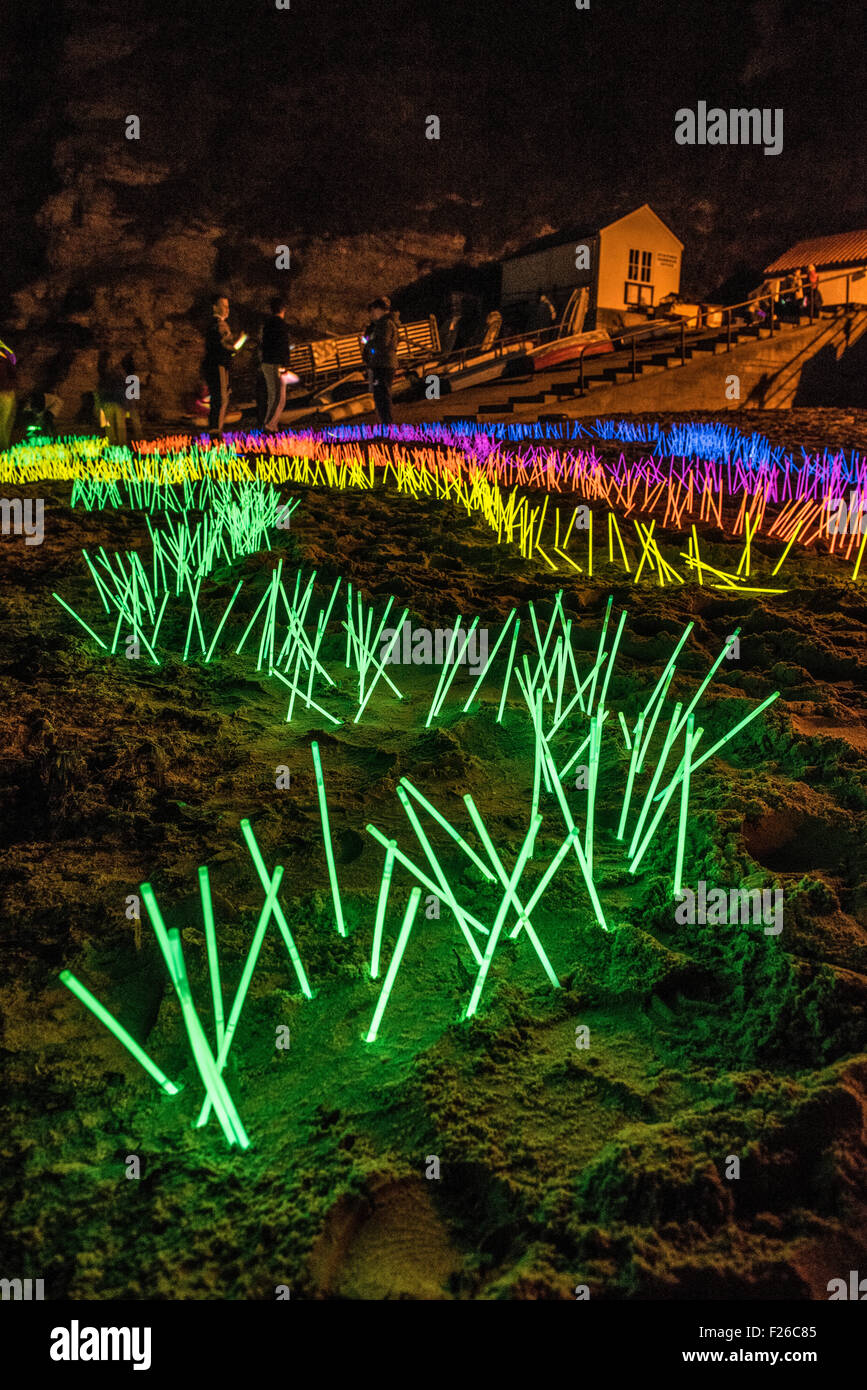 Staithes, UK. 12 Settembre, 2015. Staithes Festival delle arti e dei beni culturali , Mick Stephenson, Stu Langley e il loro team creato 'luce fantastica' un intrigante percorso di luce attorno al villaggio illuminazione dopo il tramonto il venerdì e il sabato sera. Credito: Fotografia Bailey-Cooper/Alamy Live News Foto Stock