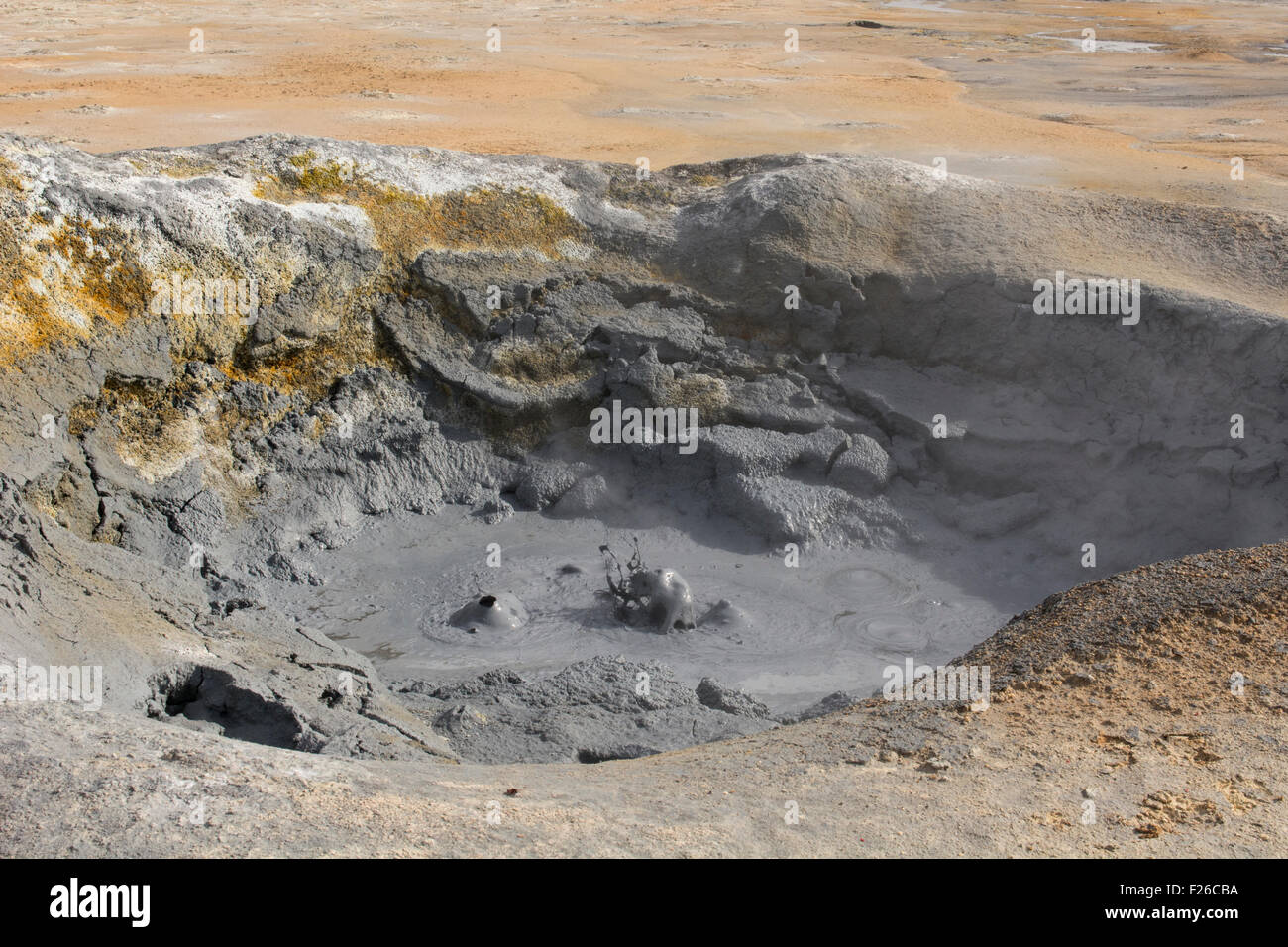 L'Islanda, Nordest Islanda, Namaskard. Namafjall (aka Hverir) Campi geotermici. Cottura a vapore di fango bollente pentole. Foto Stock