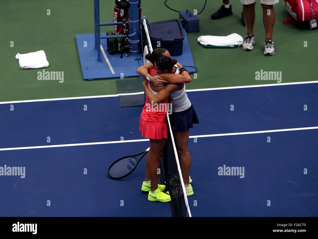 New York, Stati Uniti d'America. Xii Sep, 2015. Flavia Penetta d'Italia, destra, riceve un abbraccio da countrywoman Roberta Vinci dopo aver sconfitto Vinci 7-6 (7-4), 6-2, nelle finali di U.S. Aperto a Flushing Meadows, New York nel pomeriggio di settembre 12th, 2015. Credito: Adam Stoltman/Alamy Live News Foto Stock