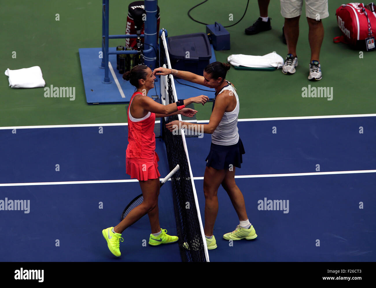 New York, Stati Uniti d'America. Xii Sep, 2015. Flavia Penetta d'Italia, destra, riceve un abbraccio da countrywoman Roberta Vinci dopo aver sconfitto Vinci 7-6 (7-4), 6-2, nelle finali di U.S. Aperto a Flushing Meadows, New York nel pomeriggio di settembre 12th, 2015. Credito: Adam Stoltman/Alamy Live News Foto Stock
