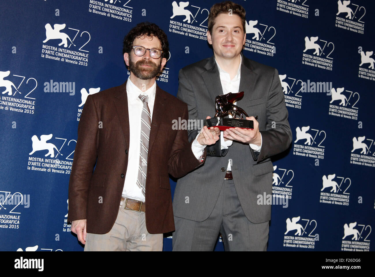 Venezia, Italia . Xii Sep, 2015. Gran Premio della Giuria al filmato Anomalisa all amministrazione Charlie Kaufman, duca Johnson (USA) pone al photocall per i vincitori della 72a Mostra del Cinema di Venezia il 12 settembre, 2015 a Venezia Credit: Andrea Spinelli/Alamy Live News Foto Stock