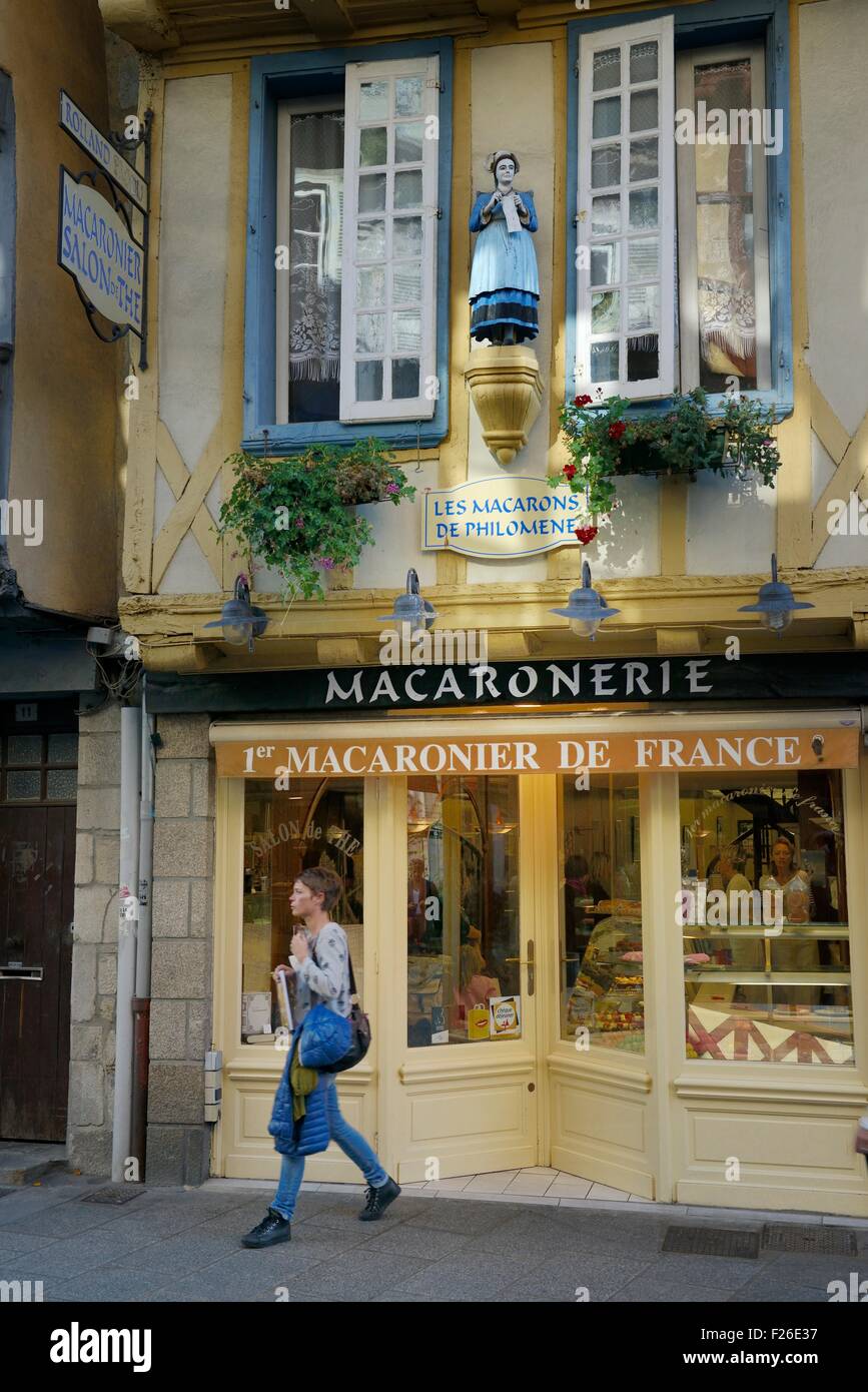 In stile tradizionale francese amaretto pasticceria dolciario tea shop cafe. Rue Kereon nel centro medievale di Quimper, Finisterre, Francia Foto Stock