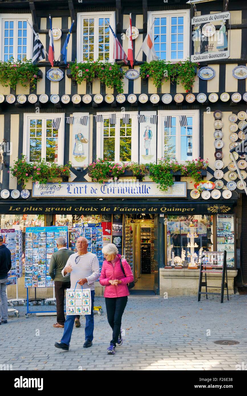 Prodotti locali arte tradizionale negozio di souvenir. Posizionare Saint-Corentin Cathedral Square nel centro della città di Quimper, Finisterre, Francia Foto Stock