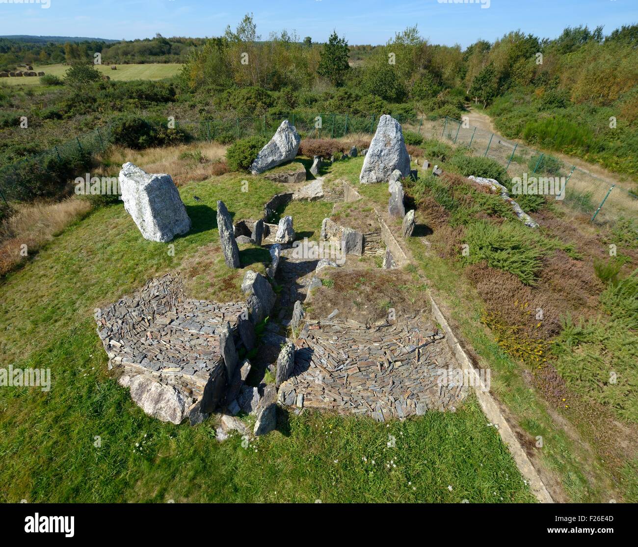 Landes de Cojoux, Saint-Just, Brittany, Francia. La SCAVI PREISTORICI passaggio di barrow grave dolmen complesso di Chateau Bu Foto Stock