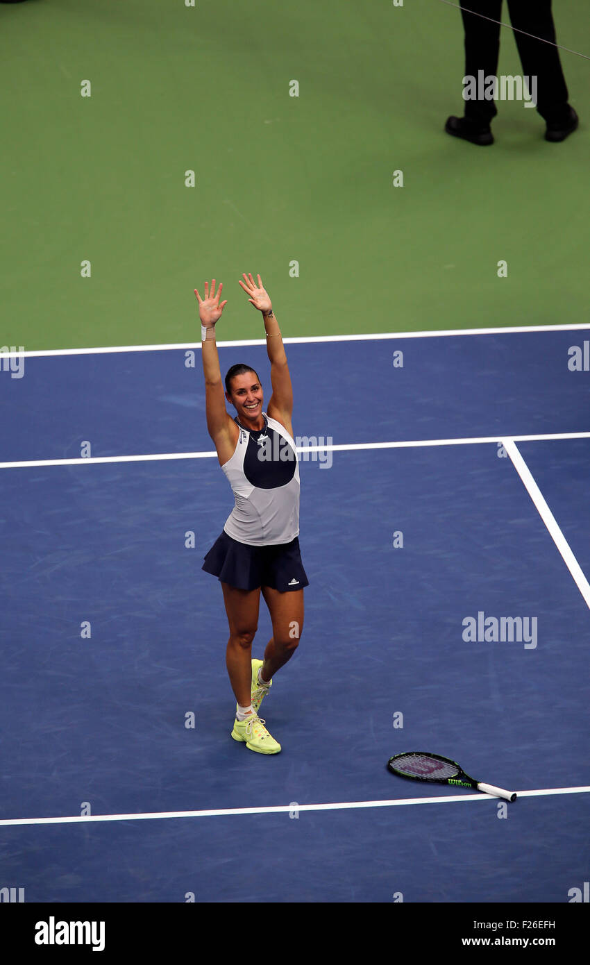 New York, Stati Uniti d'America. Xii Sep, 2015. Flavia Penetta dell Italia celebra dopo aver sconfitto countrywoman Roberta Vinci 7-6 (7-4), 6-2, nelle finali di U.S. Aperto a Flushing Meadows, New York nel pomeriggio di settembre 12th, 2015. Credito: Adam Stoltman/Alamy Live News Foto Stock