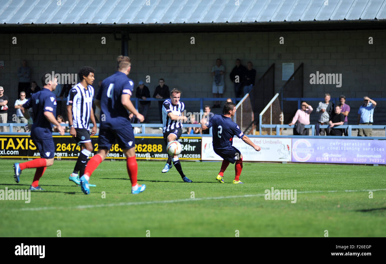 Dorchester, Inghilterra. 12 settembre 2015. Jake Smeeton DTFC (seconda a destra) segna il primo gol per il Dorchester negli Emirati FA Cup primo turno di qualificazione tra gioco Dorchester Town FC v Cirencester Town FC presso la Greene King Stadium. Il gioco ha finito di 1-1. Credito: David Partridge / Alamy Live News Foto Stock