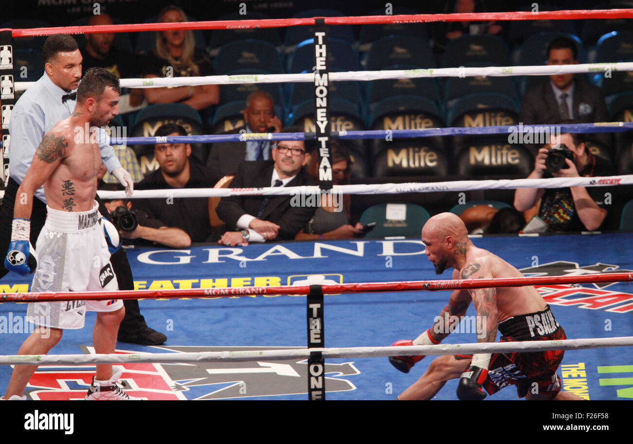 Las Vegas, Nevada, USA. Xii Sep, 2015. Palette Boxer Martirosyan (bianco trunk) e Ishe Smith si impegnano reciprocamente durante la loro super welter peso lotta come parte della scheda sotto di High Stakes il 12 settembre 2015 a MGM Grand Arena di Las Vegas, Nevada. © Marcel Thomas/ZUMA filo/Alamy Live News Foto Stock