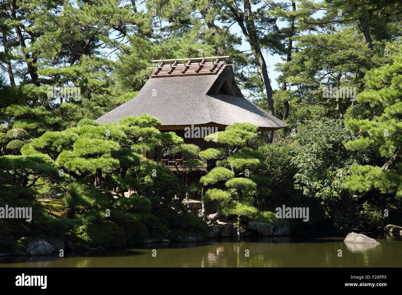 Casa da tè in un bellissimo giardino giapponese Foto Stock
