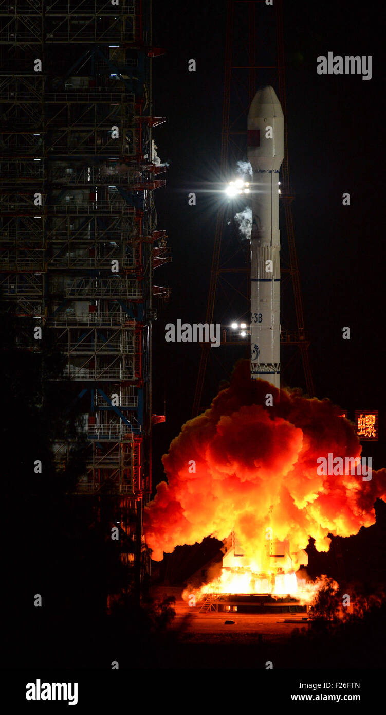 Xichang, cinese della provincia di Sichuan. Xii Sep, 2015. Una lunga marcia-3B razzo vettore portante una tecnologia di comunicazione via satellite sperimentale vola in cielo al Xichang Satellite Launch Center di Xichang, a sud-ovest della Cina di provincia di Sichuan, Sett. 12, 2015. Il satellite sarà principalmente utilizzato per condurre un test sul valore di Ka di frequenza in banda di comunicazione a banda larga. © Bai Yu/Xinhua/Alamy Live News Foto Stock