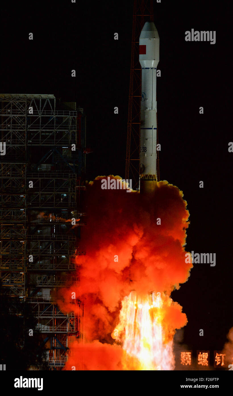 Xichang, cinese della provincia di Sichuan. Xii Sep, 2015. Una lunga marcia-3B razzo vettore portante una tecnologia di comunicazione via satellite sperimentale vola in cielo al Xichang Satellite Launch Center di Xichang, a sud-ovest della Cina di provincia di Sichuan, Sett. 12, 2015. Il satellite sarà principalmente utilizzato per condurre un test sul valore di Ka di frequenza in banda di comunicazione a banda larga. © Bai Yu/Xinhua/Alamy Live News Foto Stock