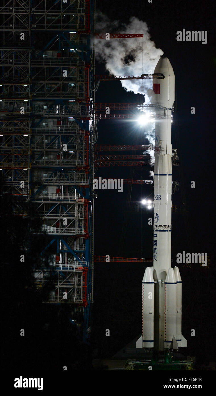 Xichang, cinese della provincia di Sichuan. Xii Sep, 2015. Una lunga marcia-3B razzo vettore portante una tecnologia di comunicazione via satellite sperimentale si prepara a essere lanciato a Xichang Satellite Launch Center di Xichang, a sud-ovest della Cina di provincia di Sichuan, Sett. 12, 2015. Il satellite sarà principalmente utilizzato per condurre un test sul valore di Ka di frequenza in banda di comunicazione a banda larga. © Bai Yu/Xinhua/Alamy Live News Foto Stock