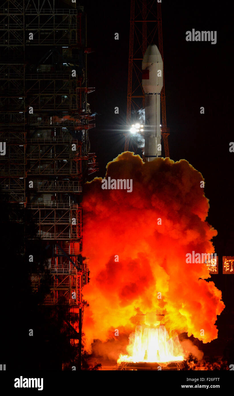 Xichang, cinese della provincia di Sichuan. Xii Sep, 2015. Una lunga marcia-3B razzo vettore portante una tecnologia di comunicazione via satellite sperimentale vola in cielo al Xichang Satellite Launch Center di Xichang, a sud-ovest della Cina di provincia di Sichuan, Sett. 12, 2015. Il satellite sarà principalmente utilizzato per condurre un test sul valore di Ka di frequenza in banda di comunicazione a banda larga. © Bai Yu/Xinhua/Alamy Live News Foto Stock