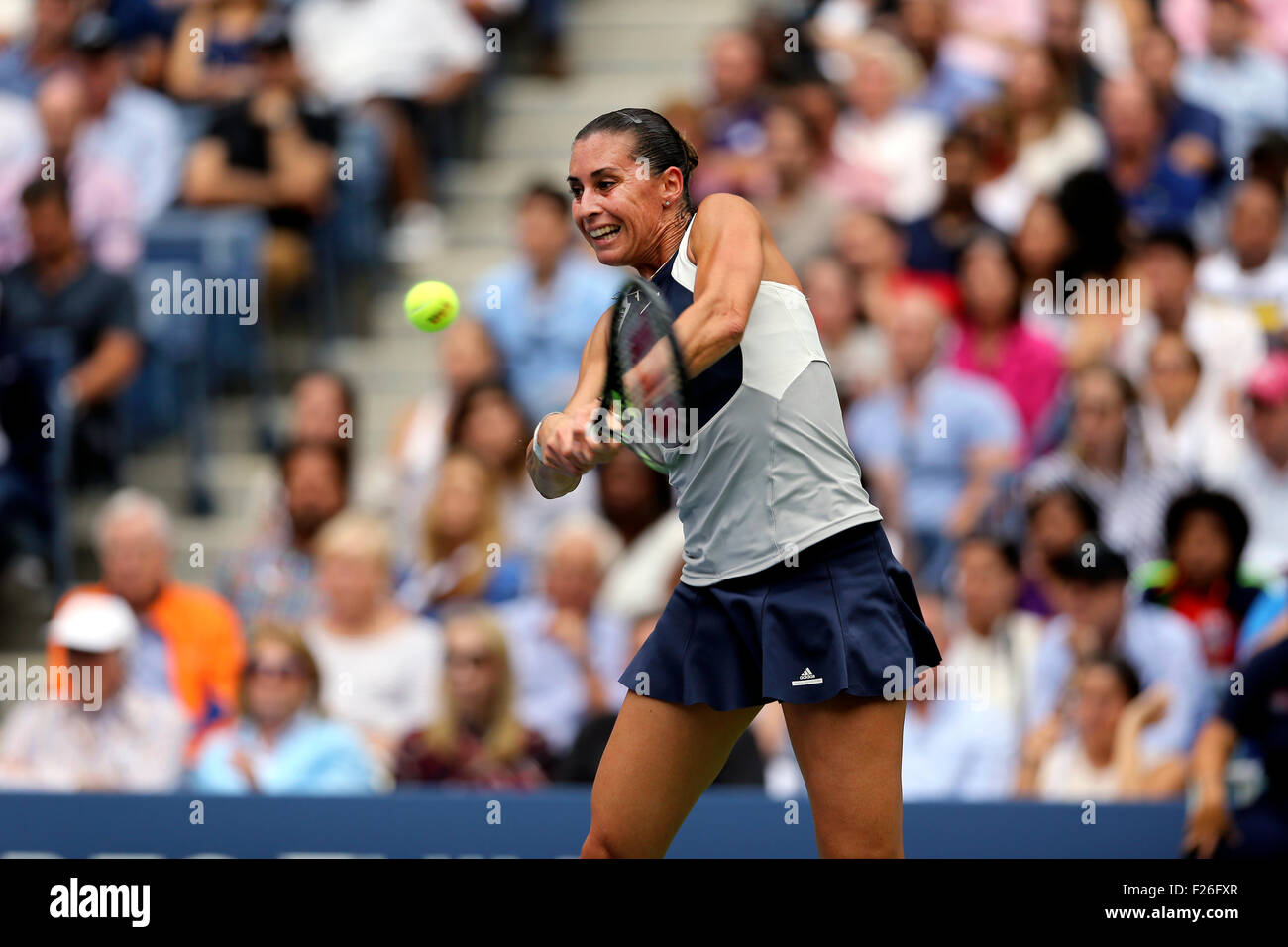 New York, Stati Uniti d'America. Xii Sep, 2015. Flavia Penetta dell Italia restituisce un colpo a countrywoman Roberta Vinci durante la finale donne degli Stati Uniti Aperto a Flushing Meadows, New York nel pomeriggio di settembre 12th, 2015. Pennetta ha vinto la partita 7-6 (7-4), 6-2 Credito: Adam Stoltman/Alamy Live News Foto Stock