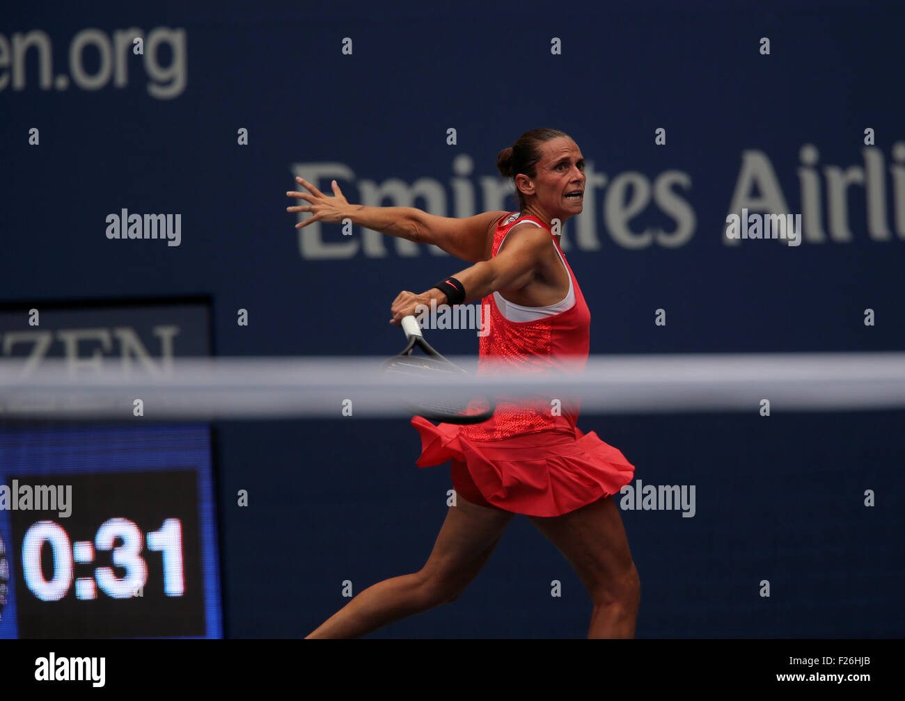 New York, Stati Uniti d'America. Xii Sep, 2015. Roberta Vinci di Italia restituisce un rovescio di countrywoman Flavia Penetta durante la finale donne degli Stati Uniti Aperto a Flushing Meadows, New York nel pomeriggio di settembre 12th, 2015. Pennetta ha vinto la partita 7-6 (7-4), 6-2 Credito: Adam Stoltman/Alamy Live News Foto Stock