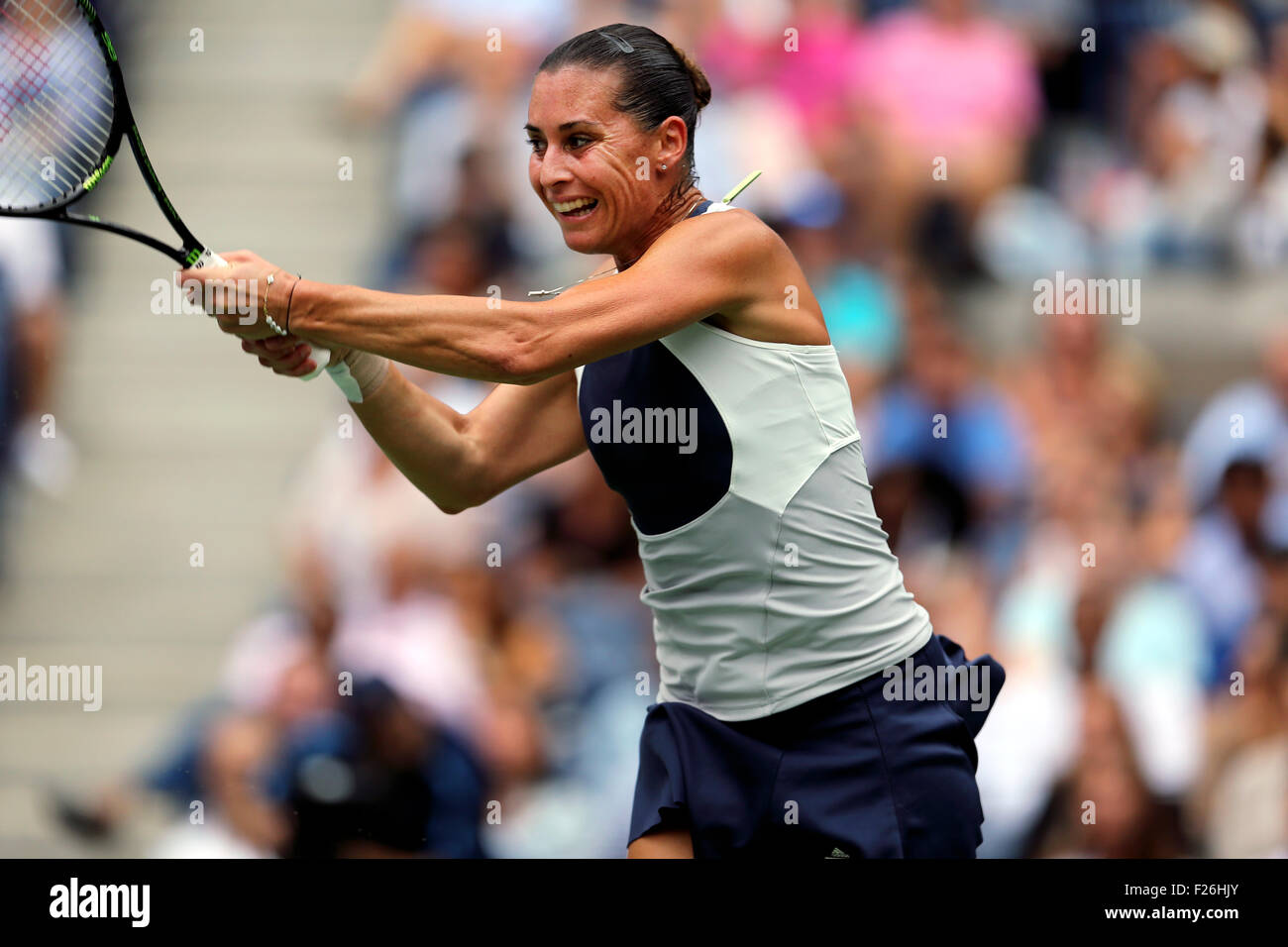 New York, Stati Uniti d'America. Xii Sep, 2015. Flavia Penetta dell Italia restituisce un colpo a countrywoman Roberta Vinci durante la finale donne degli Stati Uniti Aperto a Flushing Meadows, New York nel pomeriggio di settembre 12th, 2015. Pennetta ha vinto la partita 7-6 (7-4), 6-2 Credito: Adam Stoltman/Alamy Live News Foto Stock