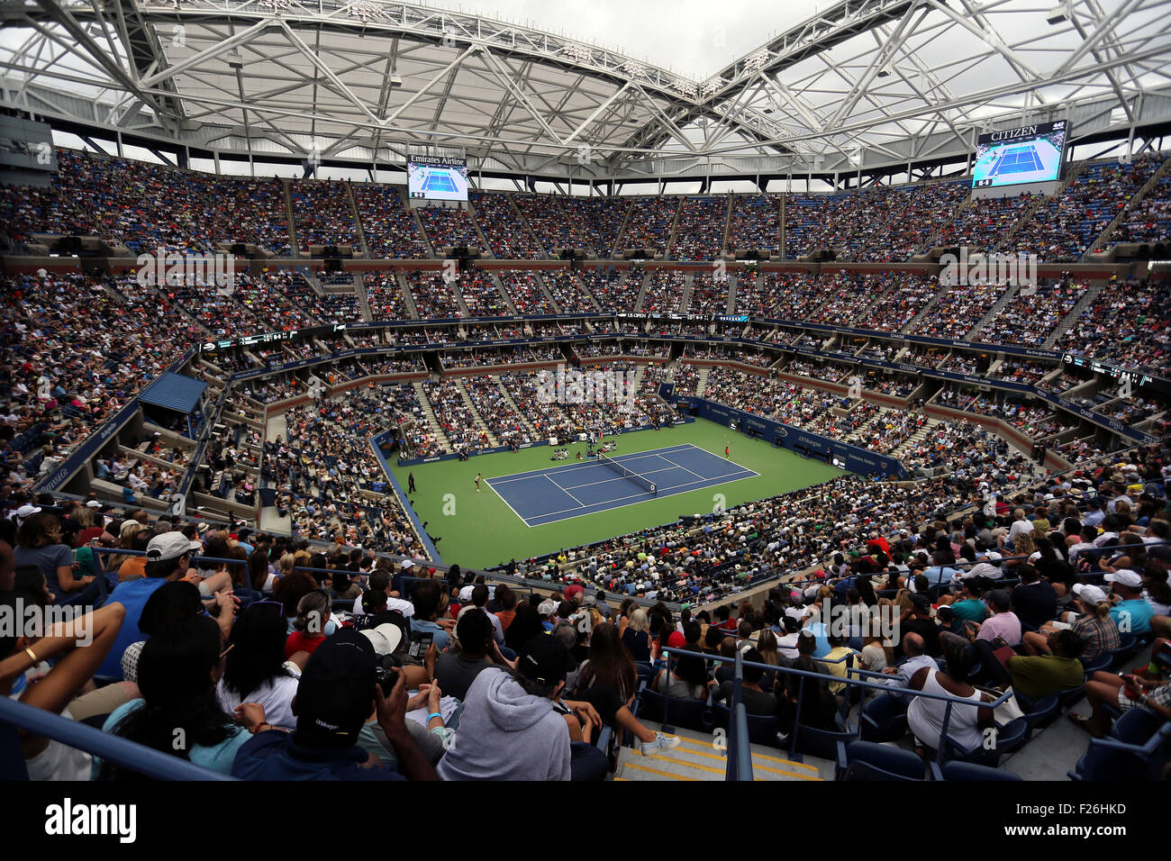 New York, Stati Uniti d'America. Xii Sep, 2015. Vista dell'interno di Arthur Ashe Stadium durante la finale donne degli Stati Uniti Aprire tra Flavia Penetta e Roberta Vinci di Italia a Flushing Meadows, New York nel pomeriggio di settembre 12th, 2015. Credito: Adam Stoltman/Alamy Live News Foto Stock