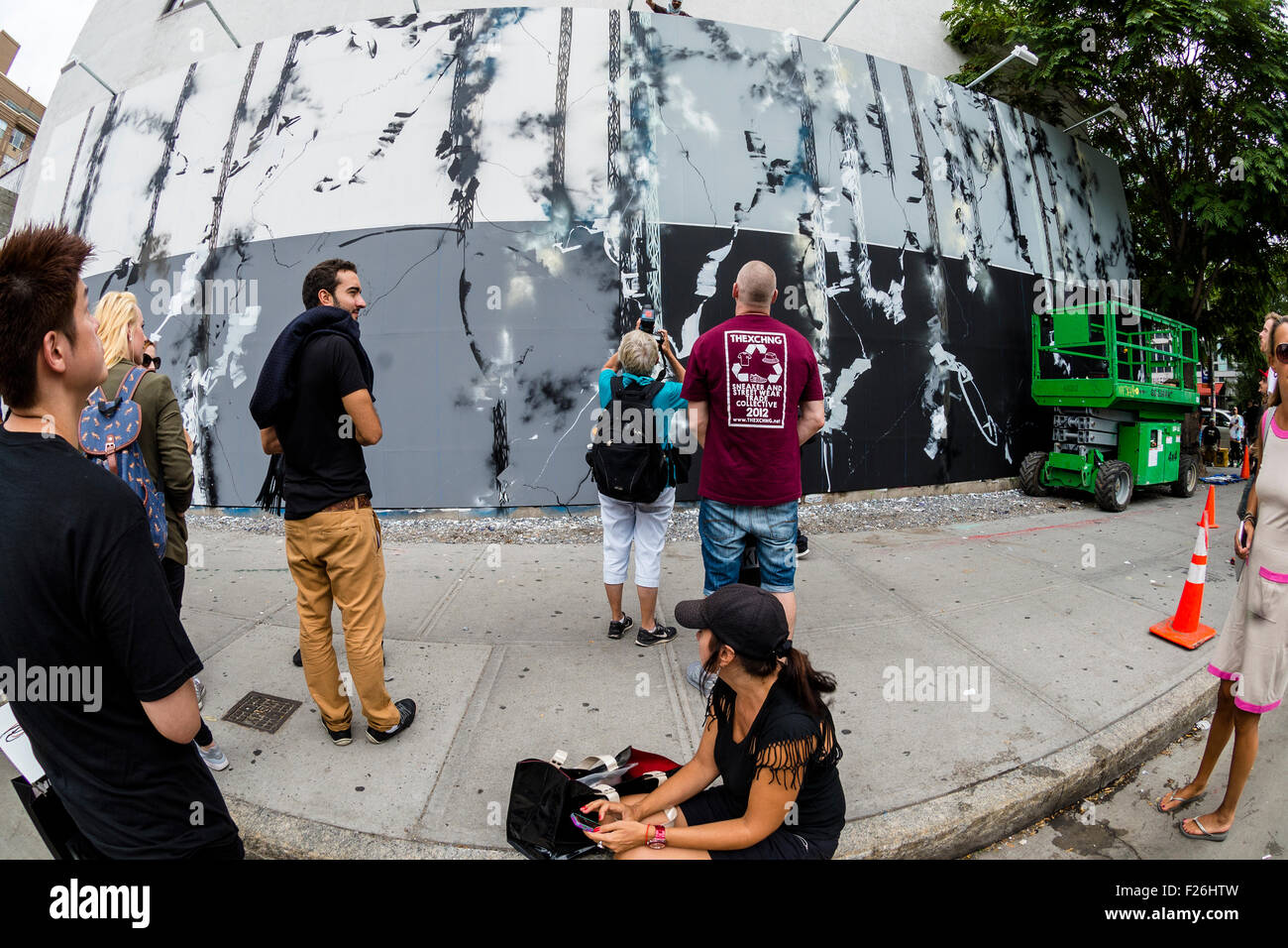 New York, NY 12 Settembre 2015 - Scene di strada presso il Bowery murale come futura (aka Lenny McGurr, Futura 2000) funziona su un nuovo dipinto. ©Stacy Rosenstock Walsh/Alamy Foto Stock