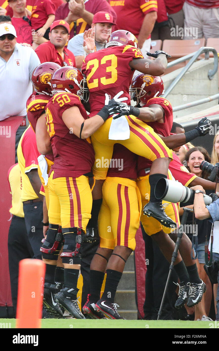 Los Angeles, CA, cioè Stati Uniti d'America. Xii Sep, 2015. 12 settembre 2015: USC giocatori festeggiare un touchdown nel gioco tra l'Idaho Vandali e l'USC Trojans, il Colosseo a Los Angeles, CA. Fotografo: Pietro Joneleit per filo di Zuma Servizio © Peter Joneleit/ZUMA filo/Alamy Live News Foto Stock