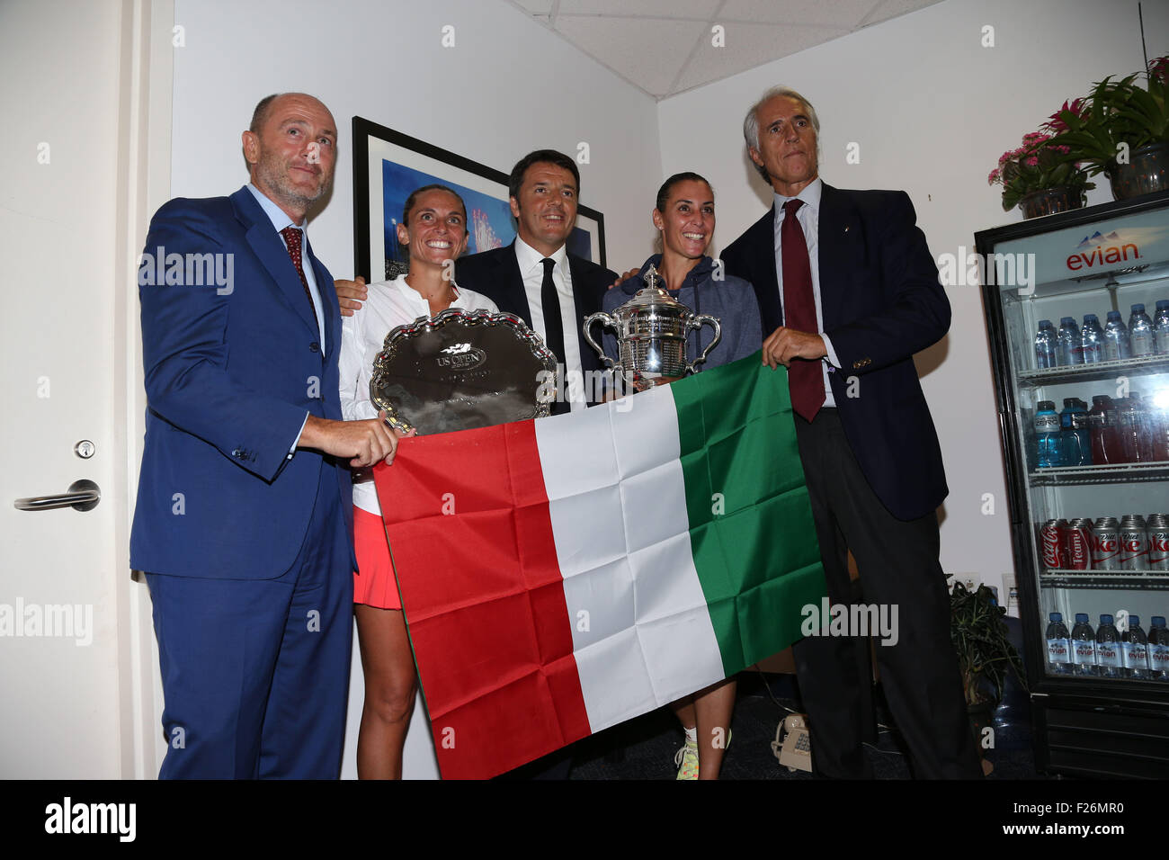 New York, Stati Uniti d'America. Xii Sep, 2015. Primo Ministro italiano Matteo Renzi(C) pone con i giocatori di tennis Flavia PENNETTA (seconda R) e Roberta Vinci di Italia dopo il singolare femminile partita finale al 2015 US Open in New York, Stati Uniti, Sett. 12, 2015. Flavia PENNETTA rivendicato il titolo dell'evento dopo aver battuto Roberta Vinci 2-0. © Lu Yi/Xinhua/Alamy Live News Foto Stock