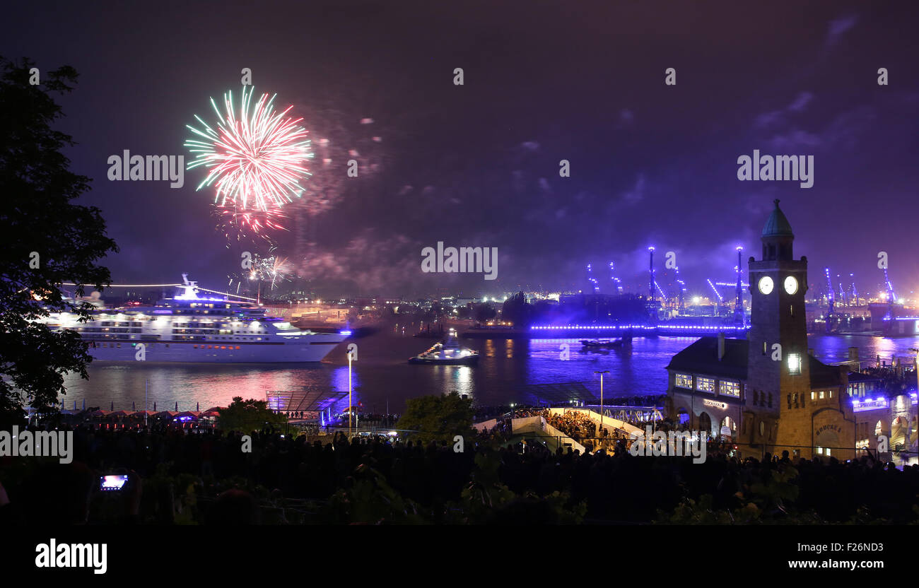 Amburgo, Germania. Xii Sep, 2015. Fuochi d'artificio esplodere in un colorato di luce sopra il porto durante la fase di apertura dei giorni di crociera eventi in Amburgo, Germania, 12 settembre 2015. La manifestazione prosegue fino al 13 settembre 2015. Foto: Bodo segna/dpa/Alamy Live News Foto Stock