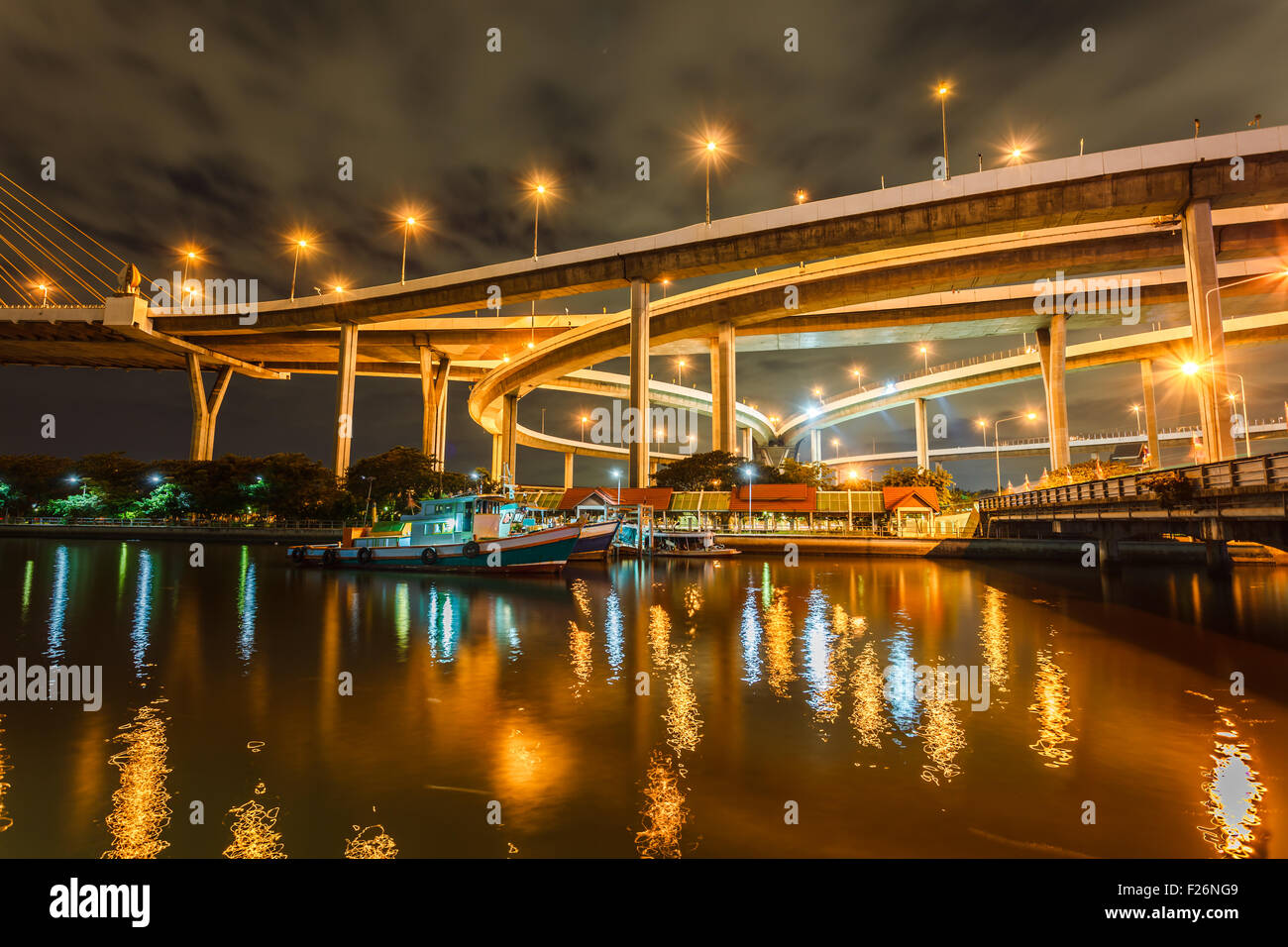Bhumibol Bridge a Bangkok in Tailandia alla notte Foto Stock