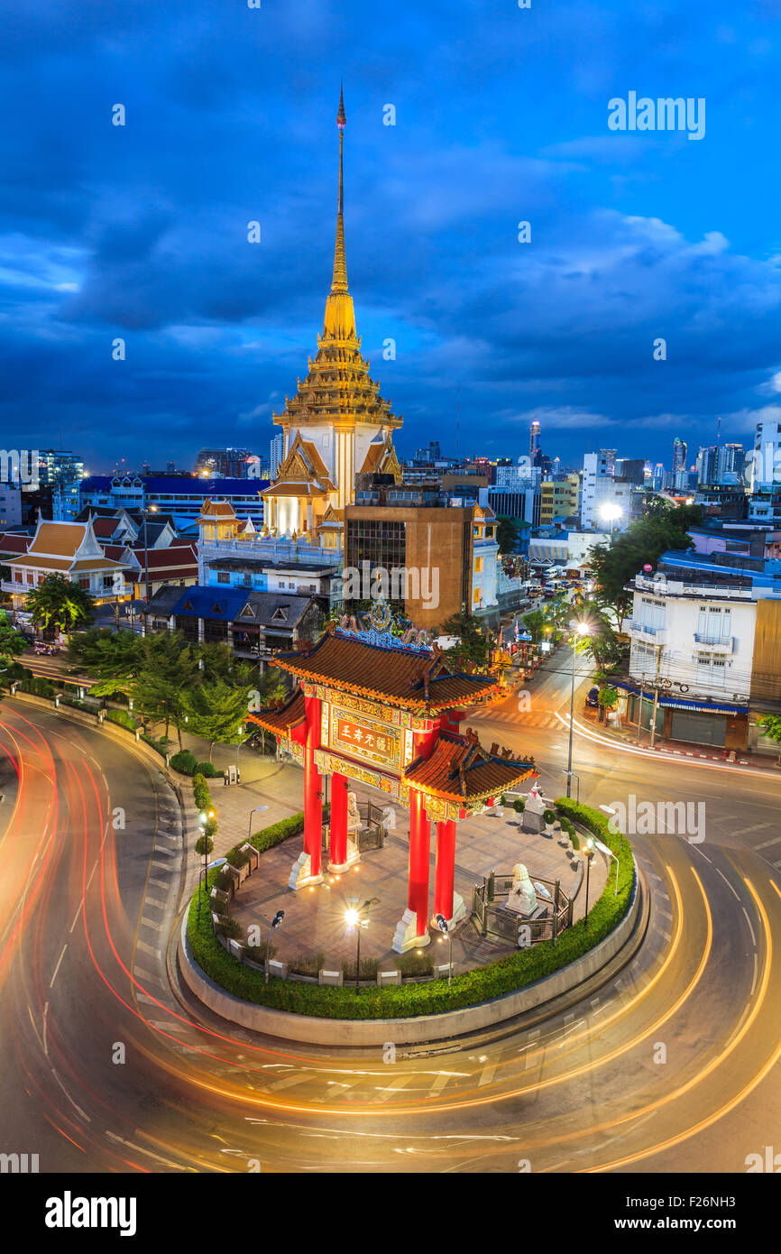 Twilight al Wat Trimitr, il tempio di golden statua del Buddha a Bangkok, in Thailandia Foto Stock