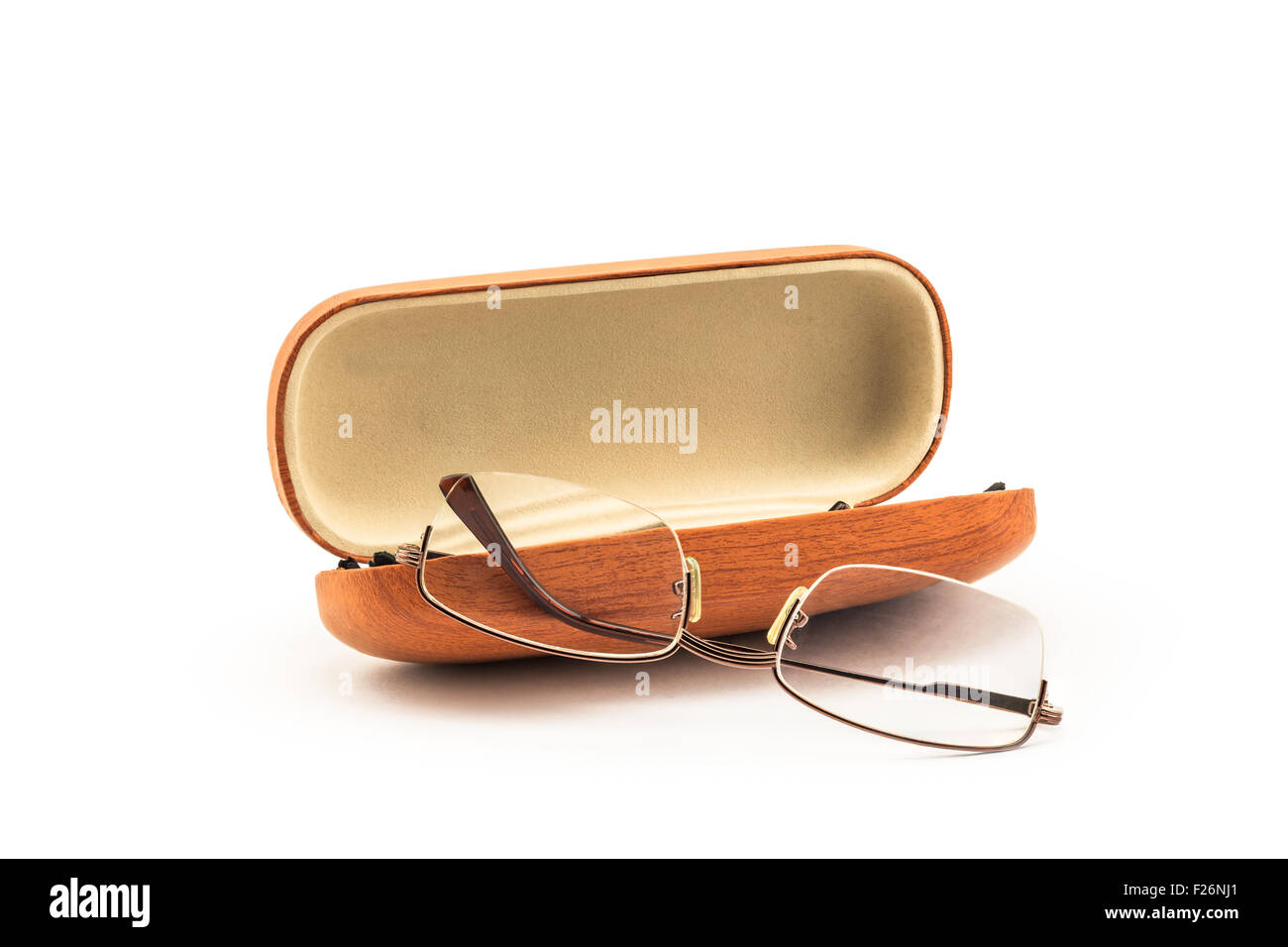Un paio di occhiali classico e caso su sfondo bianco Foto Stock