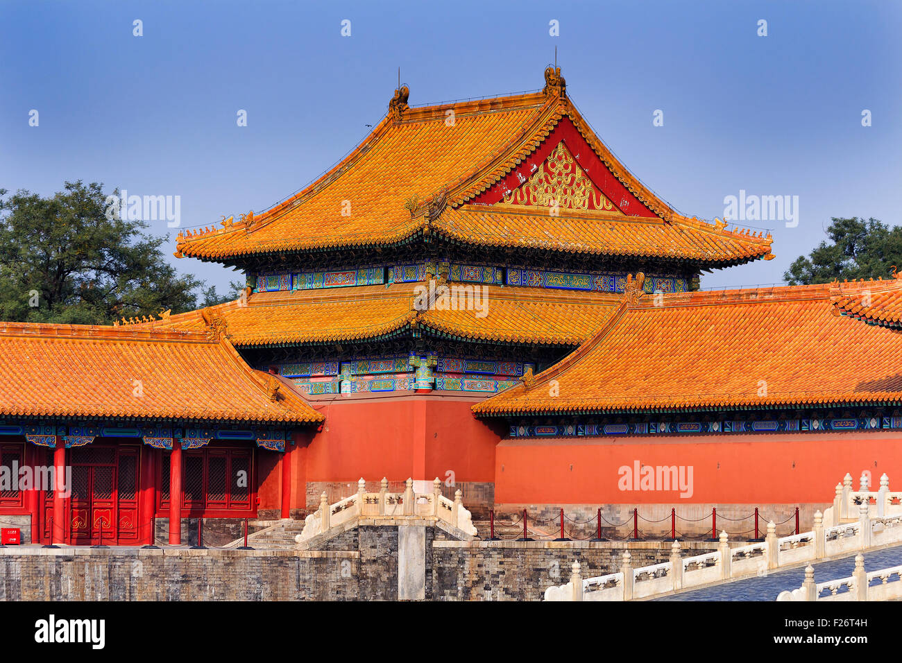 Vista laterale di un oro-rosso torre di tesoro gallery di Pechino antico imperatore della Città proibita Foto Stock