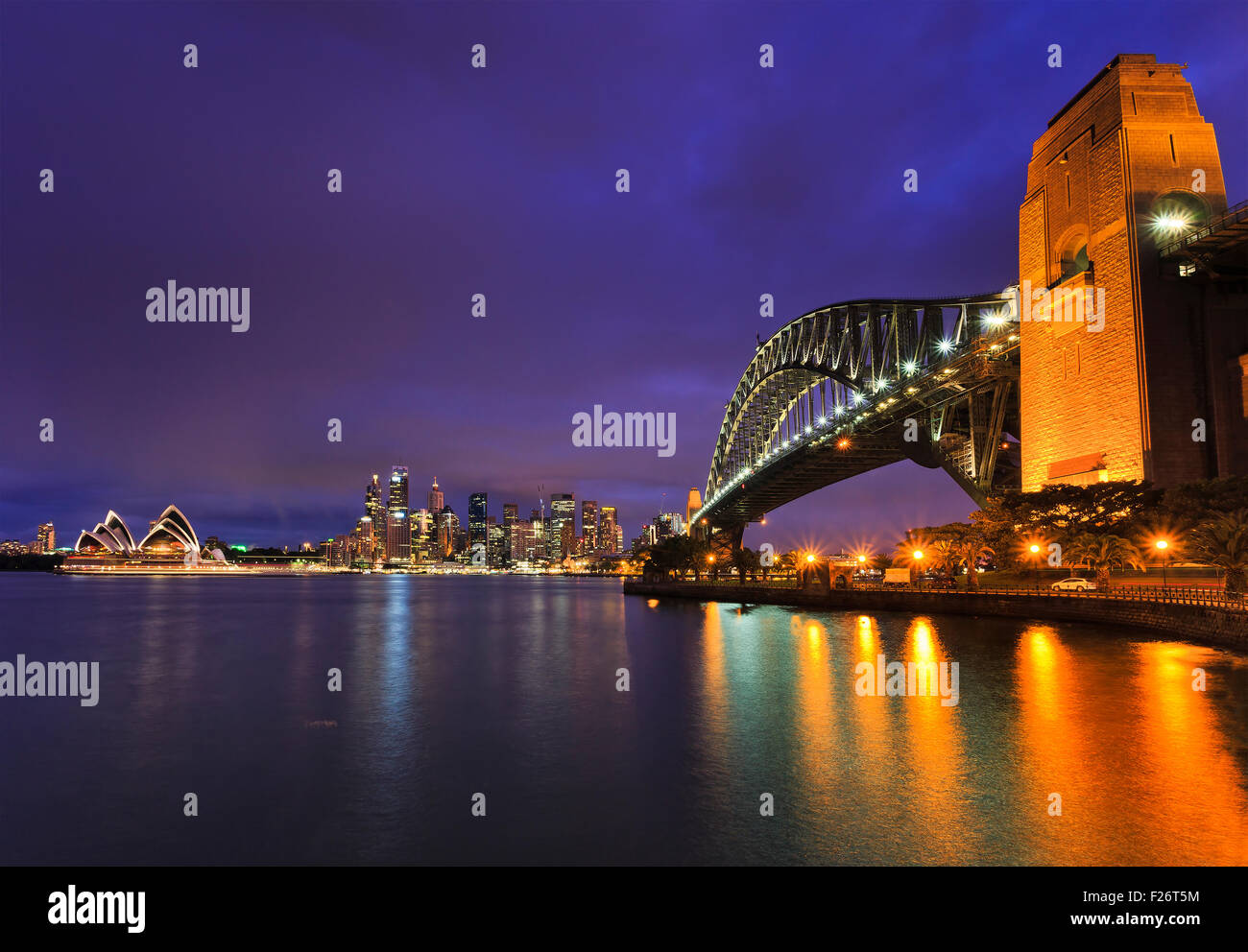 Principali città di Sydney riccamente monumenti illuminati al crepuscolo da tutta Harbour da Milsons Point con luci che riflettono in blur Foto Stock