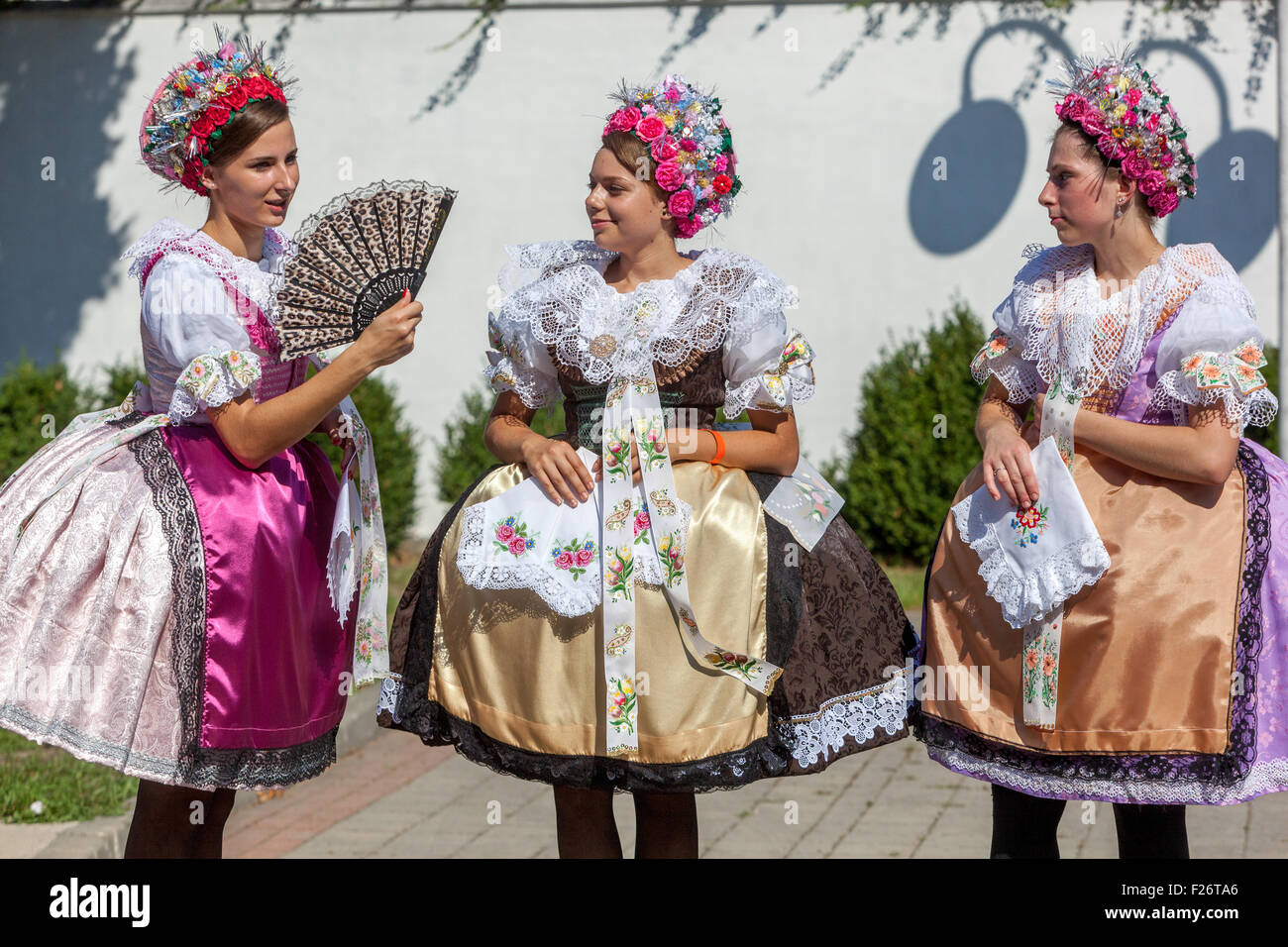 Donne europee in costumi tradizionali, Velke Pavlovice, Moravia meridionale abito tradizionale Repubblica Ceca, Europa Foto Stock