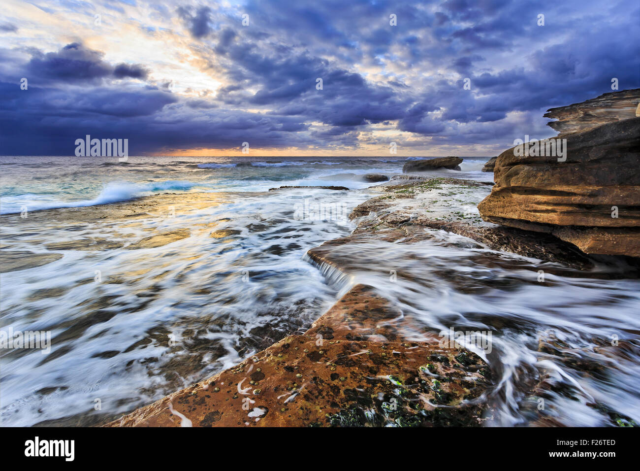 Pittoresca costa del Pacifico a sunrise vicino a Maroubra Beach a Sydney Foto Stock