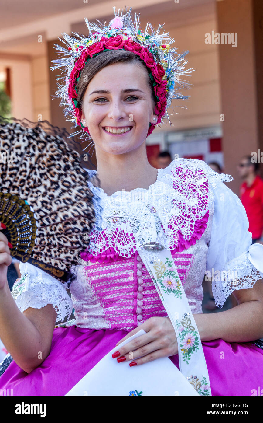Folk ceco, Donna in costume popolare, Velke Pavlovice, Moravia meridionale, Repubblica Ceca, Europa donna in abito tradizionale Foto Stock