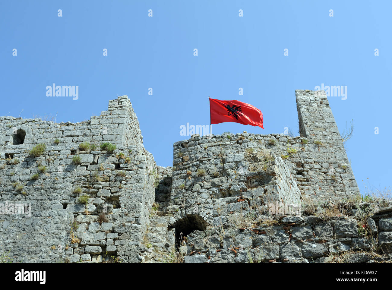 La bandiera albanese vola sopra le rovine del castello di Rozafa, Kalaja e Rozafës. Shkodër, Albania. Foto Stock