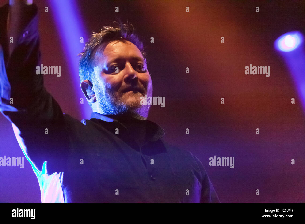 Guy Garvey, del gomito, sul palco principale, all'inizio del loro set al di Blackheath Music Festival. Foto Stock