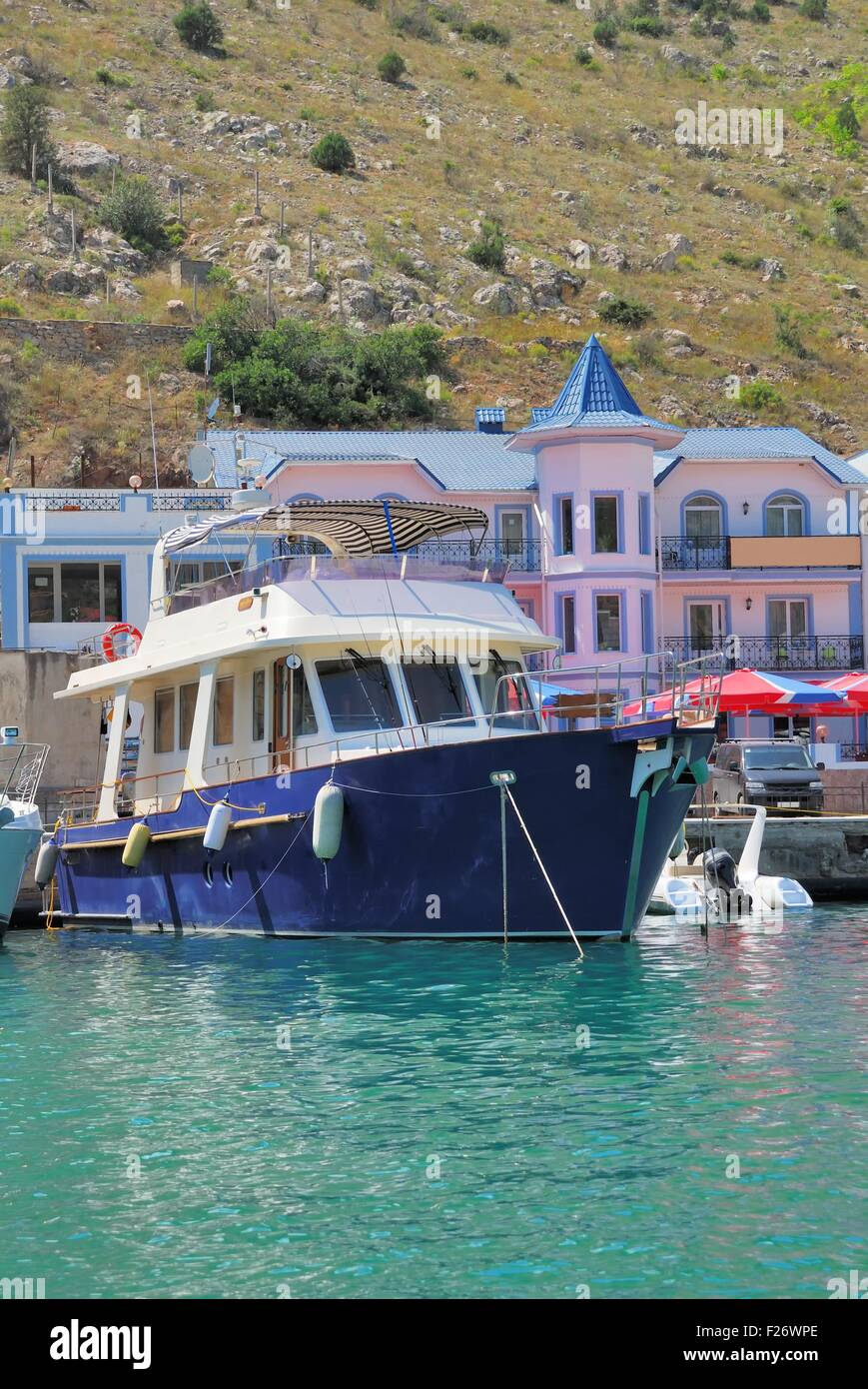 Vecchio Blu barca ormeggiata in Crimea Foto Stock