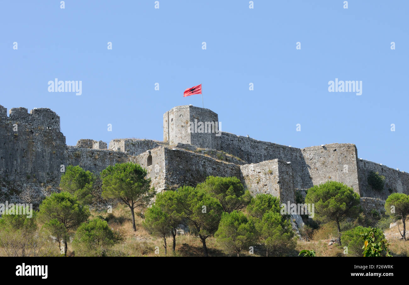 La bandiera albanese vola sopra le rovine del castello di Rozafa, Kalaja e Rozafës. Shkodër, Albania Foto Stock