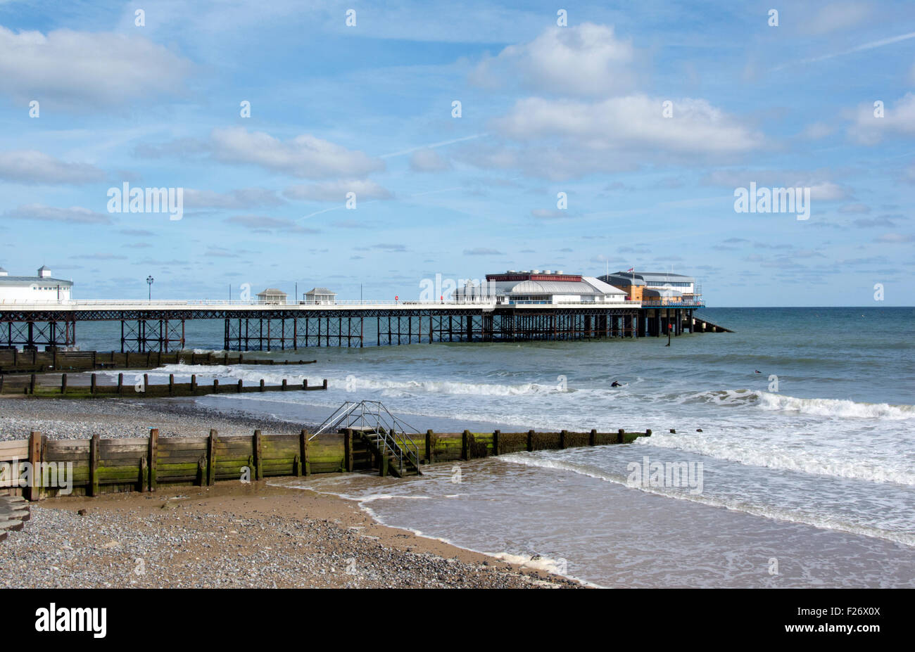 NORFOLK; CROMER; PIER, la spiaggia e il frangionde; surfisti IN MARE Foto Stock