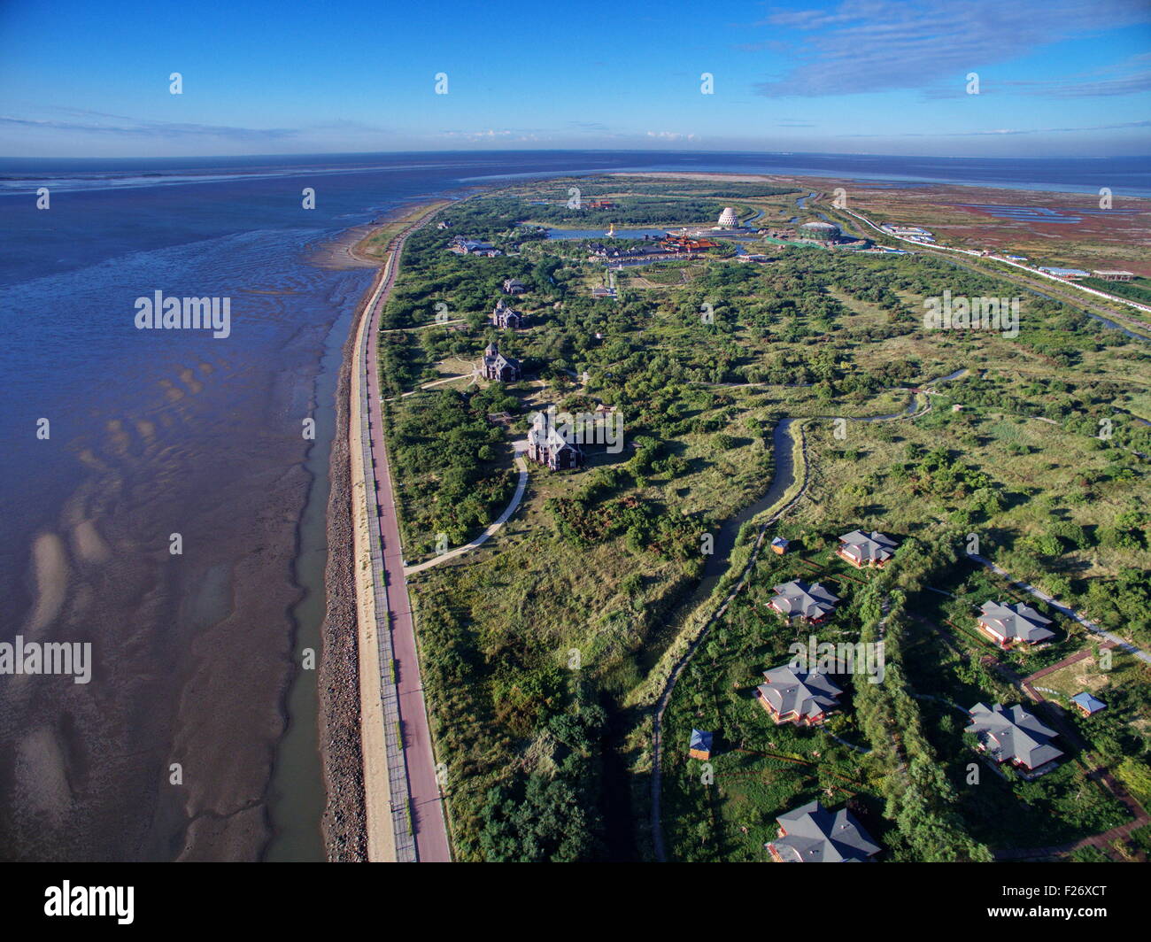 (150913) -- SHIJIAZHUANG, Sett. 13, 2015 (Xinhua) -- Foto scattata il 7 settembre 12, 2015 mostra una vista aerea della Bodhi isola riserva naturale della Baia di Tangshan il turismo internazionale isola in Tangshan, nel nord della Cina di nella provincia di Hebei. La baia di Tangshan il turismo internazionale isola, che consiste della Bodhi isola, la Luna Island e le nuvole di buon auspicio isola, è un isola di nazionale di base di sviluppo e un famoso punto panoramico nel nord della Cina. (Xinhua/Yang Shiyao) (wjq) Foto Stock