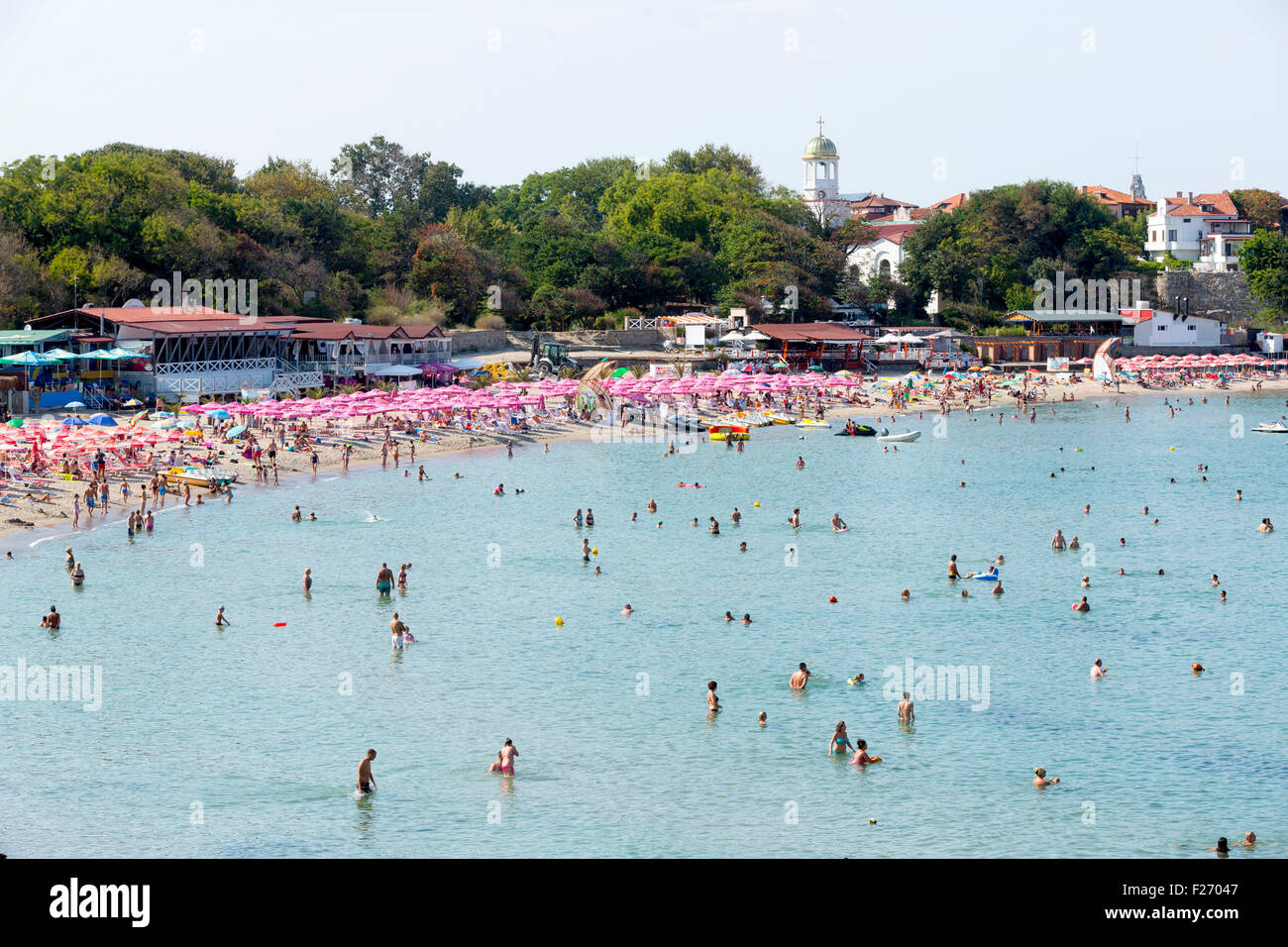 Sozopol Bulgaria - Agosto 29, 2015: i turisti sono swiming nel Mar Nero acque alla spiaggia centrale di Sozopol. Foto Stock