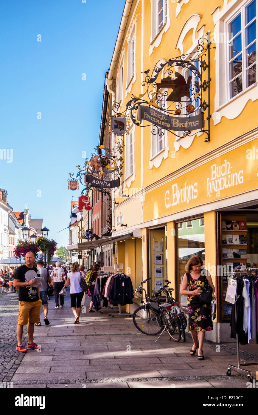 Bruhns Buchhandlung bookshop con vernice gialla e decorativi in ferro battuto shop segno. Città di Füssen, Ostallgaü, Baviera, Germania Foto Stock